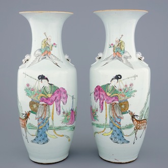 Une paire de vases en porcelaine de Chine famille rose à décor de Lan Tsai Ho, 19/20ème