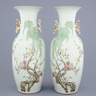 Une paire de vases en porcelaine de Chine famille rose aux oiseaux parmis fleurs, 19/20ème