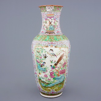 Un vase en porcelaine de Chine famille rose à décor en relief, 19ème