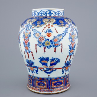 Un grand vase balustre en porcelaine de Chine de style Imari, 18ème