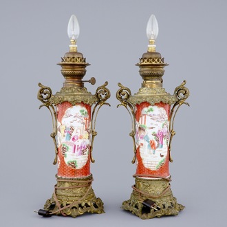 Une paire de vases en porcelaine de Chine à décor mandarin monté en bronze, 18/19ème