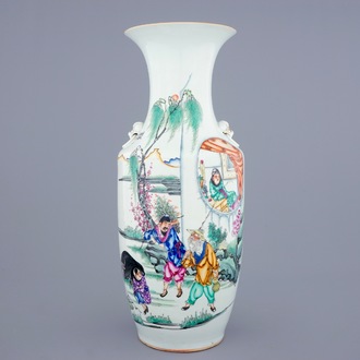 Un vase en porcelaine de Chine famille rose à décor de pêcheurs, 19/20ème