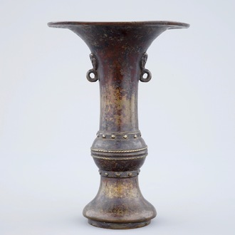 Un vase gu en bronze avec traces de lacque dorée et une marque, Chine, fin de la Dynastie Ming