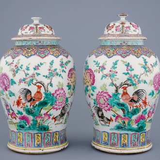 Une paire de vases balustres et leur couvercle en porcelaine de Chine famille rose, 19ème