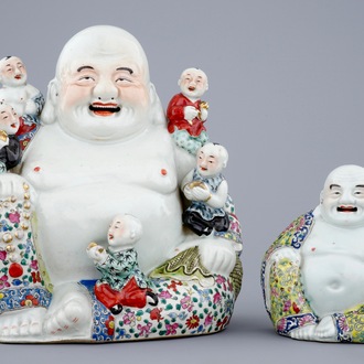 Deux modèles de Bouddha en porcelaine de Chine famille rose, 19/20ème