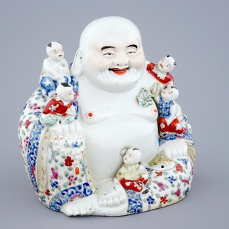 Un grand modèle de Bouddha en porcelaine de Chine famille rose, 19/20ème