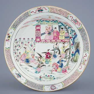 Un plat en porcelaine de Chine famille rose aux cavalières, Yongzheng/Qianlong, 18ème