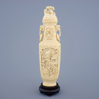 Un vase et son couvercle en ivoire sculpté sur socle en bois, début du 20ème