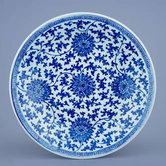 Un grand plat en porcelaine de Chine bleu et blanc aux fleurs de lotus, marque et époque de Qianlong