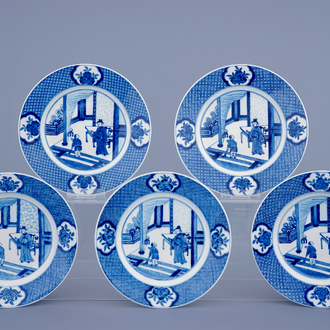 Un lot de 5 grandes assiettes en porcelaine de Chine bleu et blanc, marque de Chenghua, Kangxi