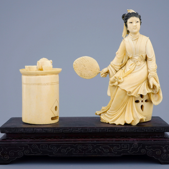 Un groupe d'une dame et un ensemble de thé en ivoire sculpté sur socle en bois, 19ème