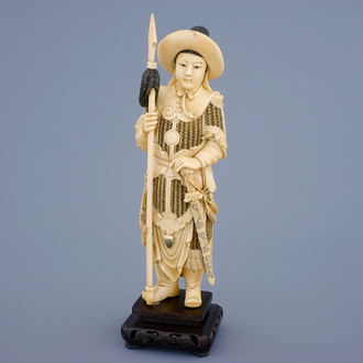 Une figure d'une guerrière en ivoire sculpté sur socle, Chine, fin du 19ème