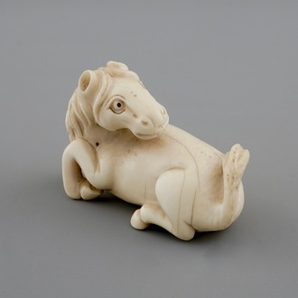 Un netsuke signé en ivoire en forme d'un cheval, Japon, 19ème