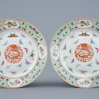 Een paar Chinese borden in keizerlijke Guangxu stijl, Jiangxi Porcelain Company, begin 20e eeuw
