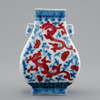 Un petit vase de forme hu à décor de phénix en porcelaine de Chine, marque de Qianlong, 19/20ème