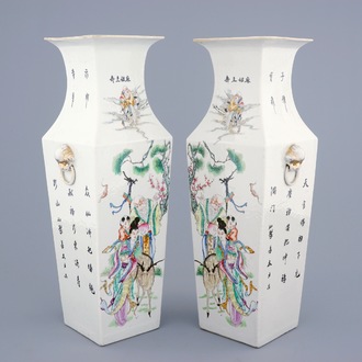Une paire de vases quadrangulaires en porcelaine de Chine famille rose, 19/20ème