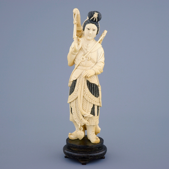 Une figure d'une guerrière en ivoire sur socle sculpté, Chine, fin du 19ème