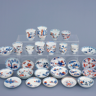 Un grand lot de 44 tasses et 42 soucoupes en porcelaine de Chine de style Imari, Qianlong, 18ème