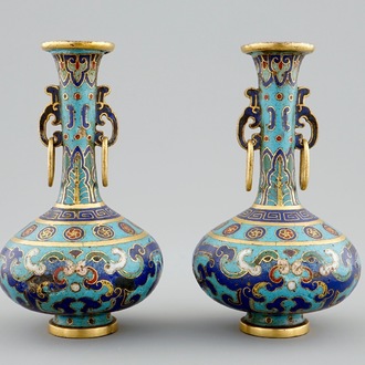 Een paar Chinese cloisonné flesvormige vaasjes, 18/19e eeuw