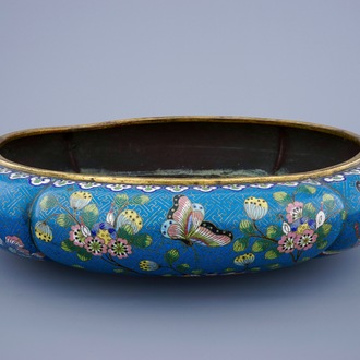 A Chinese cloisonné shallow oval basin, 19th C.