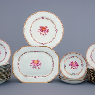 Un service de 35 pièces en porcelaine de Chine famille rose à décor "John Adams", Qianlong, 18ème