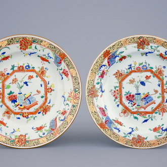 A pair of Chinese famille jaune plates, Yongzheng/Qianlong, 18th C.
