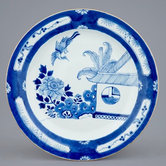 Un plat en porcelaine de Chine bleu et blanc à décor de "Coucou dans la maison", Kangxi