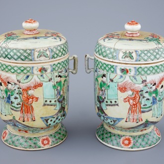 Une paire de bols et couvercles en porcelaine de Chine famille verte de style Kangxi, 19ème