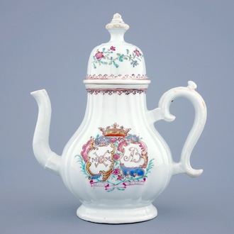 Une théière armoiriée en porcelaine de Chine famille rose pour le marché hollandais, Qianlong, 18ème
