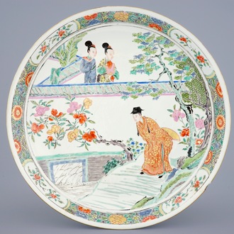 Un grand plat en porcelaine de Chine famille rose aux figures dans un jardin, Kangxi/Yongzheng, début du 18ème