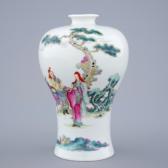 Een fijne Chinese famille rose meiping vaas met decor van personages, 19/20e eeuw