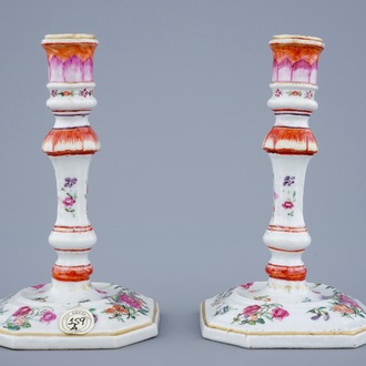Een paar Chinese famille rose kandelaars, Qianlong, 18e eeuw