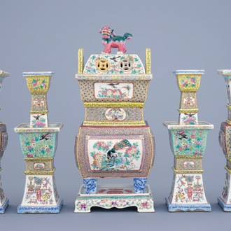 Une garniture de temple de 5 pièces en porcelaine de Chine famille rose, 19ème