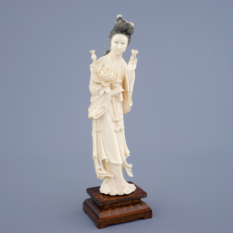 Une grande figure de Guanyin en ivoire sculpté sur socle en bois, début du 20ème