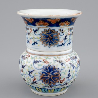 Un vase en porcelaine de Chine doucai à décor de lotus, 19/20ème