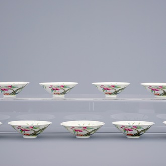 Un lot de 9 coupes en porcelaine de Chine famille rose aux pêches, marque et période de Guangxu