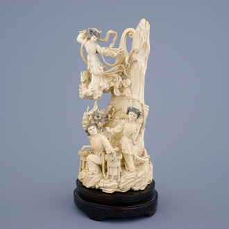 Un groupe de Chang'e avec 2 filles en ivoire sculpté sur socle, Chine, 19/20ème