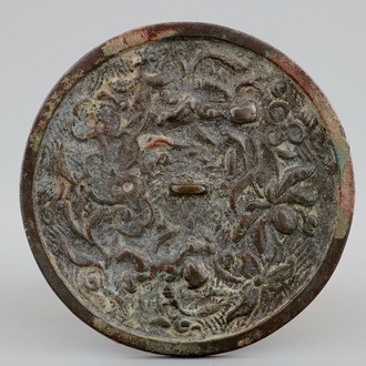 Een Chinese bronzen spiegel met floraal decor, wellicht late Ming Dynastie