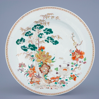 Un grand plat en porcelaine de Chine rose-verte à décor floral, Qianlong, 18ème