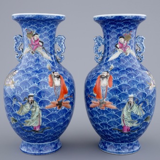 Une paire de vases en porcelaine de Chine famille rose aux immortels sur vagues, 19/20ème