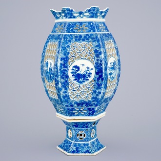 Une lanterne en porcelaine de Chine bleu et blanc sur socle, 19ème