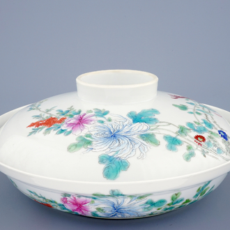 A fine Chinese famille rose bowl and cover, Jurentang mark, Republic period (1912-1949)