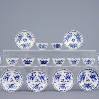 Un lot de 8 tasses et soucoupes en porcelaine de Chine en bleu, blanc et doré, Yongzheng, 1723-1735
