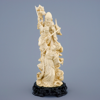 Un groupe d'immortels en ivoire sculpté sur socle en bois sculpté, début du 19ème