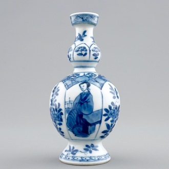 Un petit vase en porcelaine de Chine bleu et blanc, Kangxi