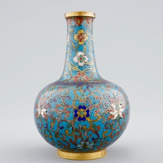 Een Chinees cloisonné flesvormig tianqiuping vaasje, 18/19e eeuw