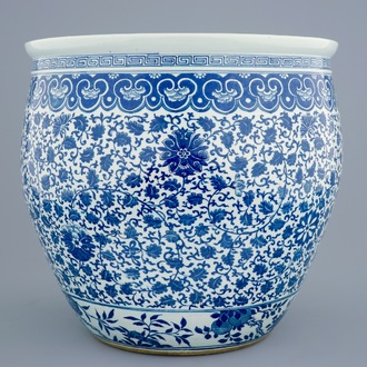 Un aquarium en porcelaine de Chine bleu et blanc à décor de fleurs, 19ème