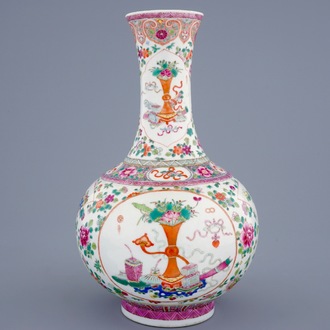 A Chinese famille rose tianqiuping bottle vase with precious objects, 19/20th C.