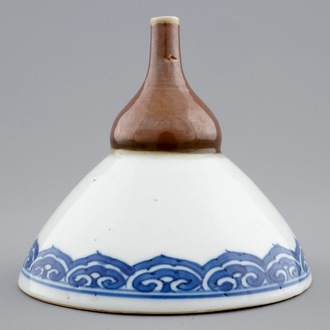 Un entonnoir en porcelaine de Chine bleu, blanc et capucine, Kangxi