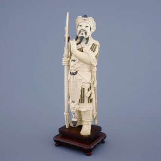 Une figure d'un guerrier en ivoire sculpté sur socle, Chine, fin du 19ème